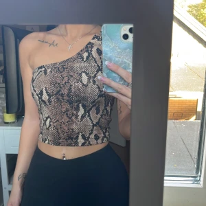 Topp  - Topp med ormmönster 