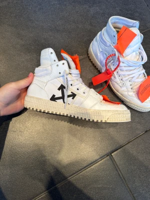 Off white skor  - Säljer mina off white skor i storlek 39, varsamt använda