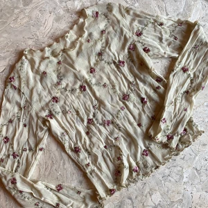 Mesh-top - Unik mesh-blus med vackra broderade blommor, storlek S. 