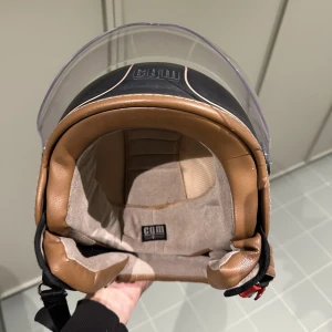 🇮🇹hjälmar - Säljer nu väldigt fina hjälmar från Italien, båda är använda men väldigt bra skick!  Svarta 9/10 storlek L  Vita 9/10 storlek M  Ny pris är runt 1800kr   Vita 1300kr Svarta 1500kr Priset kan diskuteras 