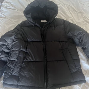 Svart jacka - En svart puffer jacka från H&M i storlek S. Passar både XS & M. Jag är 164cm! Säljs då den inte längre kommer till användning! Obs inga märken/skador. Nypris 400, använd ett fåtal gånger😊