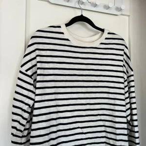 Randig tröja - Jättefin randig tröja i jätteskönt tyg. Använd en del men ändå i ett bra skick!🥰