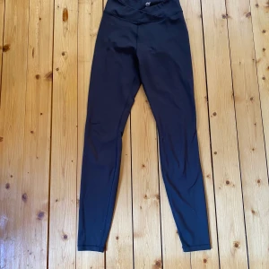 Träningstights  - Träningstights från H&M. Stl XS