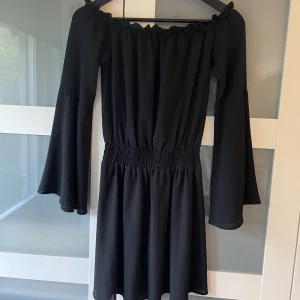 Svart klänning - Svart Off-shoulder klänning i mycket fint skick!  