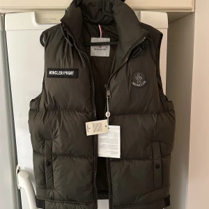 Moncler väst - Helt ny har kvar pris lappen på västen 