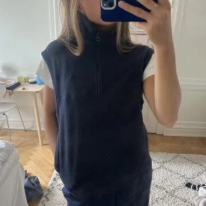 Fleece väst - Mörkblå fleece väst från weekday som knappt är använd. 
