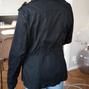 Svart kappa - Svart höstkappa köpt second hand. Storlek 42 men skulle säga att den passar S och M beroende på hur man vill att den ska sitta.