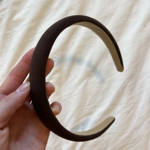 Diadem - Fint diadem, oanvänt. Mörkbrunt