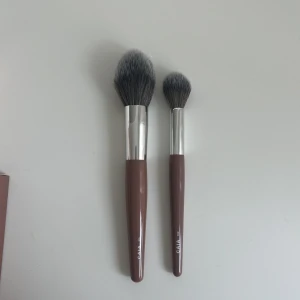 Sminkborstar oanvända  - Oanvända från caia.F10 nypris 225kr säljer för 190kr. F09 SÅLD