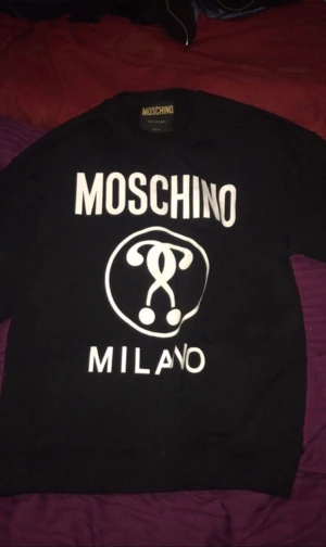 Moschino Sweatshirt  - Moschino Sweatshirt ”Äkta” Den är använd 1gång. Storlek:48 (M). Nypris:3199kr. Pris kan diskuteras vid snabb affär,