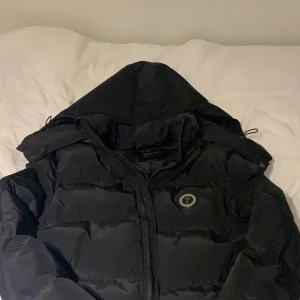 Trapstar jacka - Säljer nu min trapstar jacka. Den håller dig varm nu under vintern och är i jätte bra skick. Storlek L men passar som M. Priset kan diskuteras vid snabb affär.