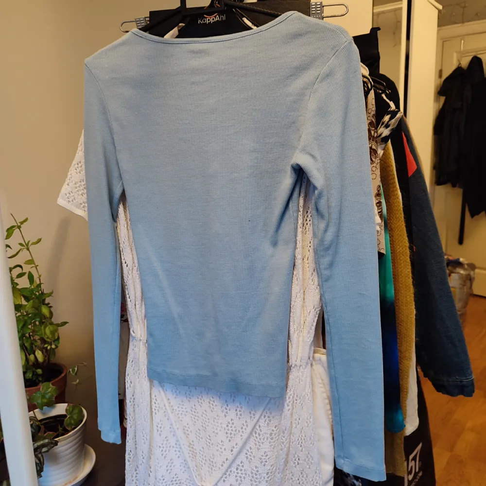 Ribbad långärmad tröja från Gina Tricot i storlek xs, den är verkligen jättefin på den är bara lite tight i armarna för mig, så passar någon i storlek xs eller mindre. Använd en gång.. Tröjor & Koftor.