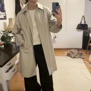 trenchcoat  - beige trenchcoat! jag är 173cm och S som referens