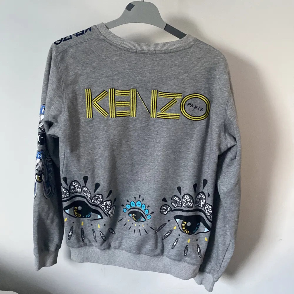 Säljer min Kenzo tröja då jag aldrig använder den mer.  Skick 8/10. Hoodies.