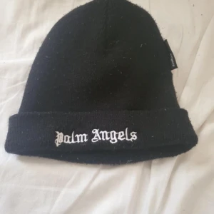 Palm angels mössa - Lite knottrig men i fint skick!