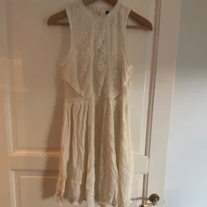Klänning frpn H&M - Vit klänning från H&M. Stl 38.