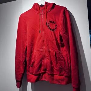 Hoodie  - En peak performance hoodie i fint skick 