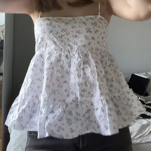 Blommig linne - Sjukt fint blommig linne som inte säljs längre! Men måste tyvärr säljas då jag har så många andra linnen🩷