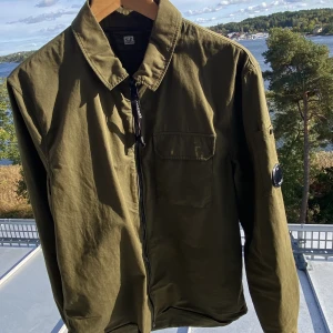 CP Company overshirt - Säljer min CP Company overshirt i storlek M i nyskick. Tags, kvitto och QR kod finns. Nypris 2800. Möts upp i Sthlm eller fraktar på köparens bekostnad. 📦Vid frågor kom DM😄