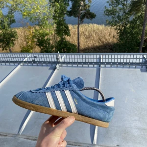 Adidas Köln - Säljer mina Adidas Köln i fint skick i storlek 44. Begränsad upplaga i Adidas City Series. Kan frakta eller mötas upp i Sthlm. Vid frågor kom DM😁