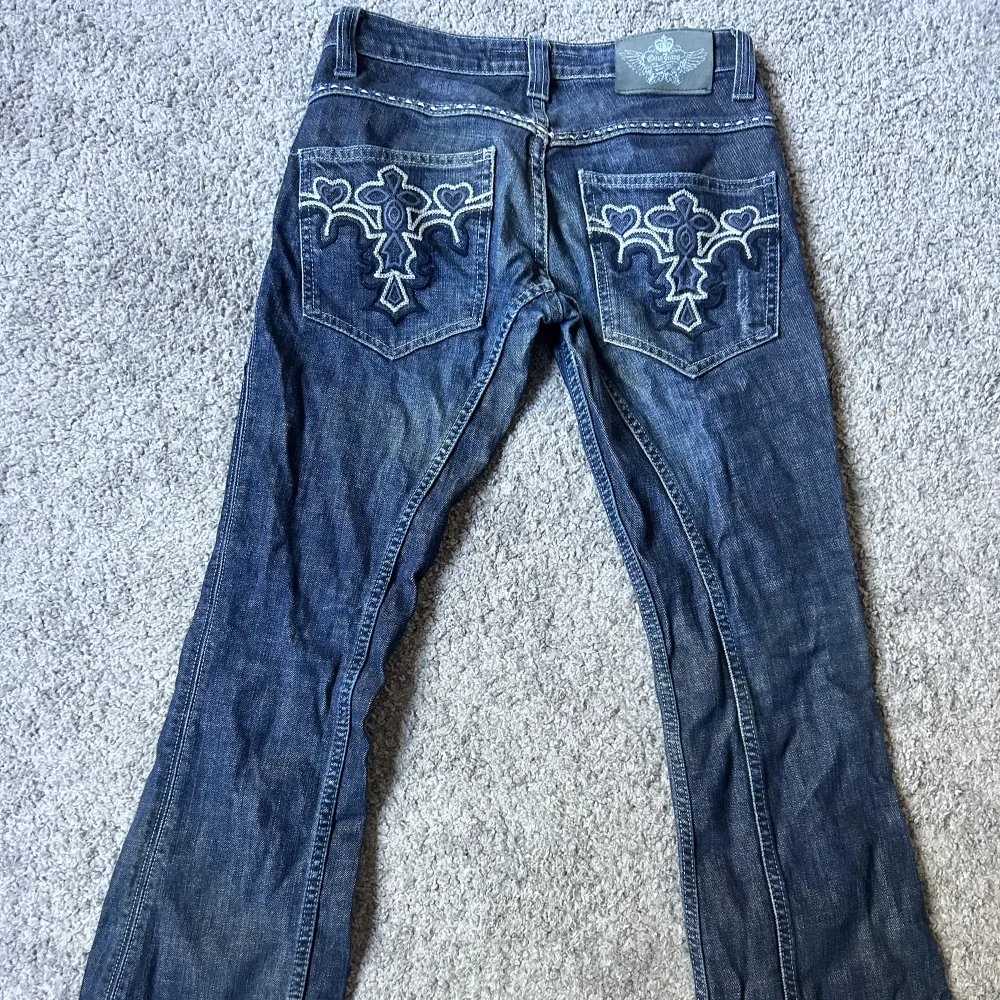 Säljer dessa super snygga jeans som tyvärr blivit för små för mig💗Bra skick! . Jeans & Byxor.