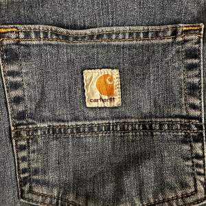 Carhartt jeans i storlek 30/30  Använd fåtal gånger som nya Nypris runt 1300kr Relaxed fit/ raka regular fit 