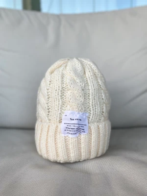 Mössa  - NY! Säljer sprillans nya 100% bomulls mössor. Perfekta till hösten/vinter eller som julklapp🙌. Storlek: One size  Färg: Cream/ Vit Antal kvar: 3 