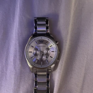 Armani klocka  - Helt ny klocka fick den av min bror. Fin att ha runt handen kan gå ner vid snabb affär 