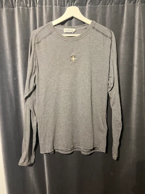 Stone island shirt  - Grå Stone island T-shirt, lite färg defekter vid krage men annars inga fel, 7/10. Storlek M men liten i storleken. Hör av dig vid funderingar eller om du vill ha fler bilder!