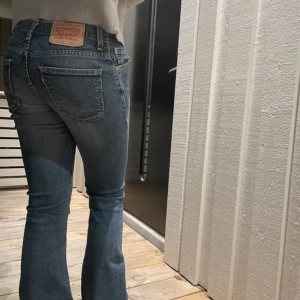 Levis  Low Waist Bootcut Jeans - Levis jeans fint skick💘 Säljer då de är lite stora för mig. Bilderna lånade från förra ägaren💓 