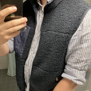 Väst från Lager 157 - Perfekt väst som mellanlager nu när det börjar bli kallt ute. Säljer då jag inte länge använder och är fortfarande i nytt skick. Har i normala fall storlek M, men västen är i storlek S. Är köpt från herravdelningen.