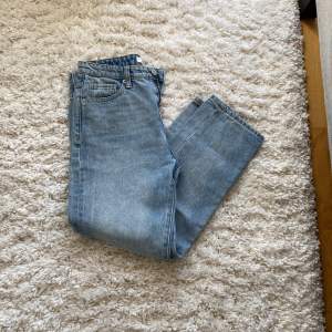Ett par jeans i jättebra skick! 🫶🏼det står inte storlek men de är 34-36 skulle jag säga