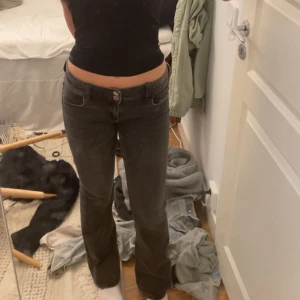 Lågmidjade jeans  - Säljer dessa populära lågmidjade jeansen från Gina. Jätte bra skick. Använt en gång. Storlek 158. 190 plus frakt. 