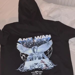 Antwan hoodie helt ny - Den är helt ny och oanvänd. Budpris från 1500 om ingen budar säljs den för 1500. Storlek M