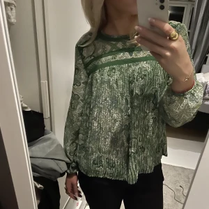 Blus  - Super fin grön blus jag aldrig använder, använd en gång  💗 nypris ca 550 skriv för fler bilder 💓pris går att diskutera vid snabb affär