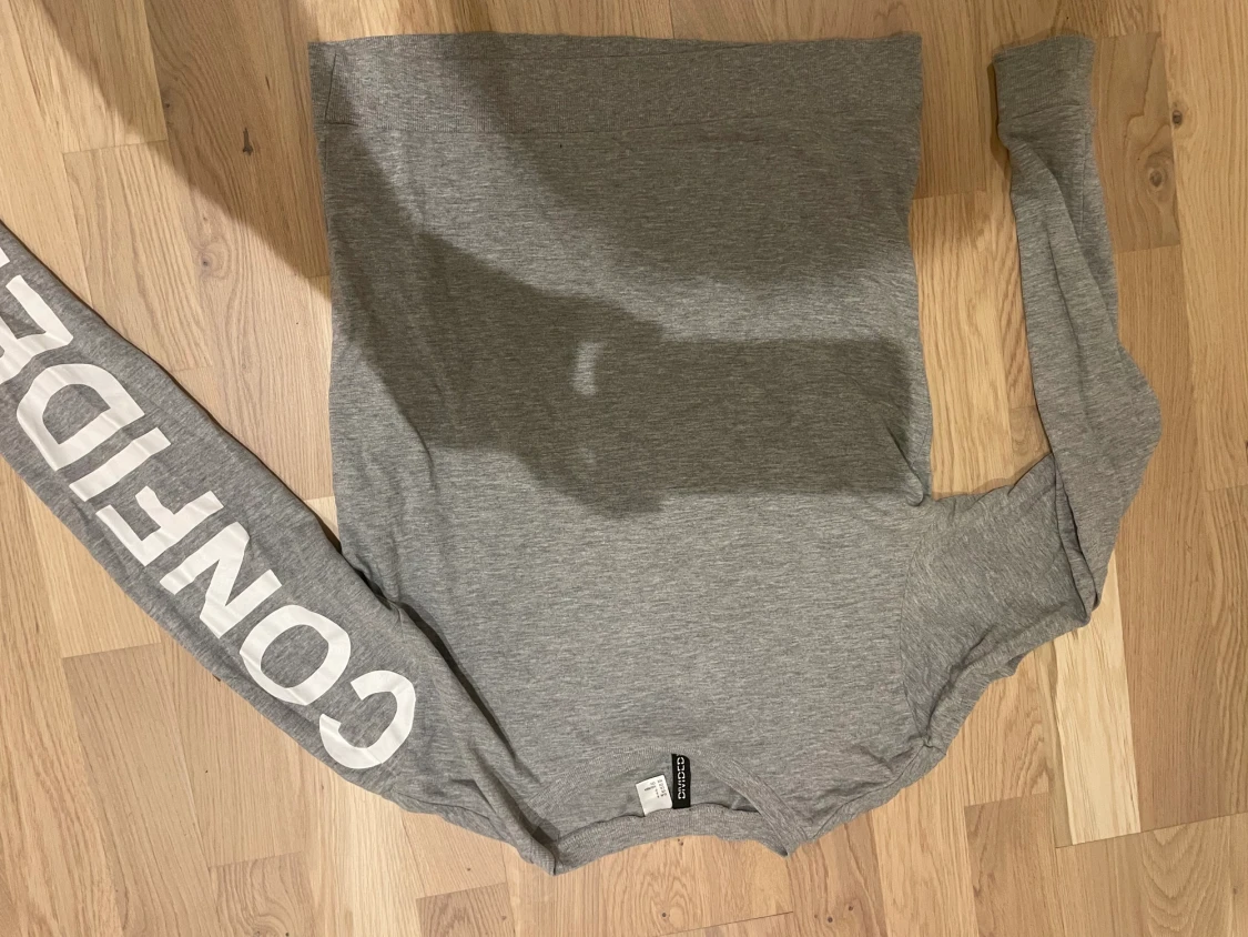 Grå collegetröja storlek s