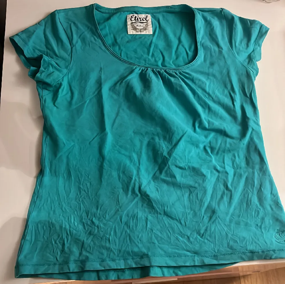 Jag säljer en kort ärmad tröja som är urringad, har inte varit använd. Denna tröja passar mig som s men är storlek m, jag som egentligen har storlek xs. 💕. T-shirts.