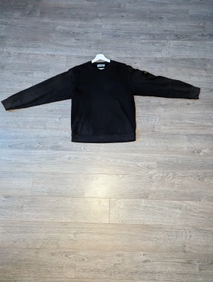 Stone Island tröja - Jätte fin stone Island tröja, köpt för cirka 2800kr. Kan mötas upp runt södra Skåne!  Vid snabb affär kan priset diskuteras 😁