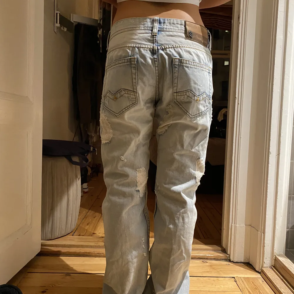 Snygga ribbade jeans köpta här på plick. Aldrig använt, säljer för att dom är för små. Bilderna är på min vän som är 153 cm❤️. Jeans & Byxor.