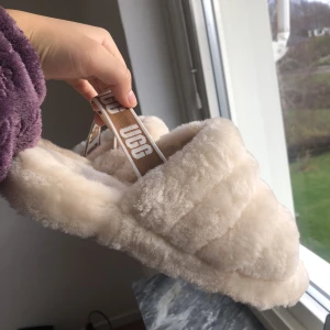 UGG Tofflor - Sköna, knappt använda UGG tofflor som passar bra inne och ute! 