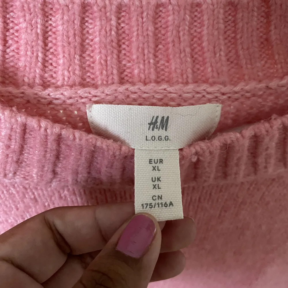 Säljer nu min fina oversized rosa tröja. Den är super mysig och kan användas året om!❤️‍🔥. Tröjor & Koftor.