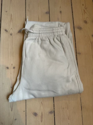 Mjukisbyxor vita - Fina nya oanvända mjukisbyxor (endast testade) mjuka och sköna på insidan. Köppta för 300