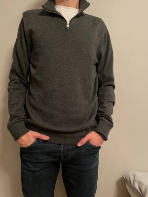 Jack and Jones  teöja - Grå tröja från Jack and Jones | Strolek M - skicket är bra använd ett par gånger - vårat pris 289kr - Nypris 499kr - Modellen är 184