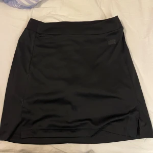 Golfkjol - Aldrig använd. Inbyggda shorts, går att använda som ”vanlig kjol”. kontakta vid frågor🌸