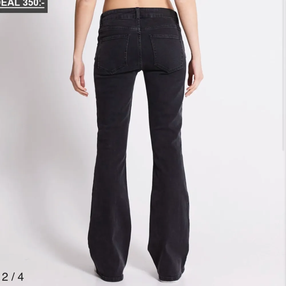Säljer mina lågmidjade jeans från lager. Använt   ett par gånger men fortfarande i jätte bra skick. Storlek M-SHORT som passar mig som är 163. 💗. Jeans & Byxor.
