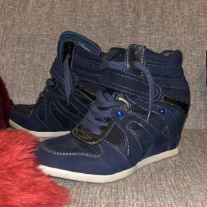 Isabel marant liknande skor - Säljer nu dessa skitsnygga isabel marant liknande skor! Storlek 41 men passar 39/40💕