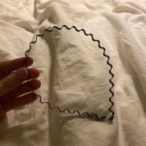 Diadem - Kurvigt svart diadem som inte används, kan användas vid olika tillfällen!