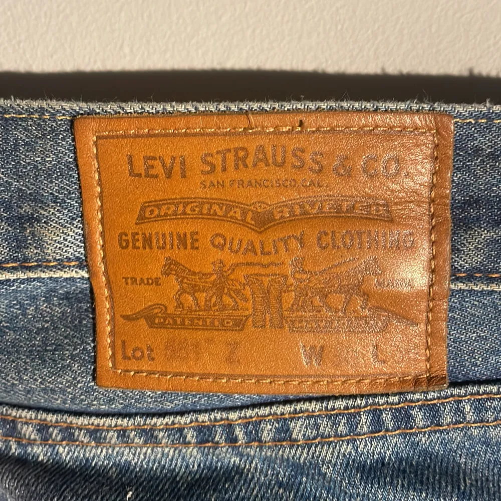 Levis 501 jeans köpta i Levis egna butik för nypris på 1400. Har du frågor tveka inte på att kontakta! Storlek är 30/30. Jeans & Byxor.