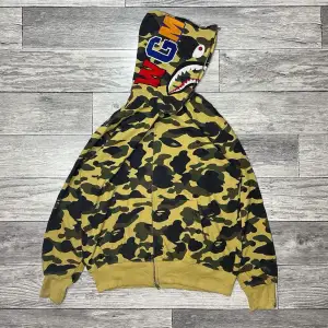 Säljer min bape hoodie i unika färgen yellow, använd två gånger tvättad en gång i handtvätt så varsamt använd med andra ord. Inköpt för 4600  priset kan givetsvis diskuteras  Väldigt rare färgkombo och väldigt populär och fet hoodie 