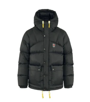 Fjällräven Expedition jacka - Superfin och varm dunjacka från Fällräven. Storlek XXXS men jag skulle säga att den passar upp till storlek M dam, beroende pa hur man vill att den ska sitta.🤍 Jackan är i så fint skick, hittar inga anmärkningar alls utöver att en vit flärp saknas🤍.